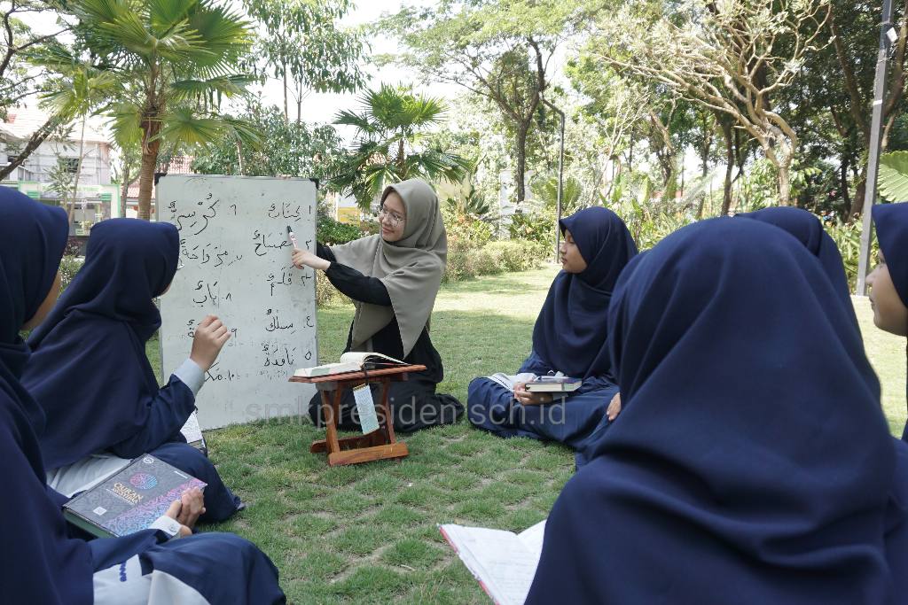 SEKOLAH DENGAN BASIS BOARDING SCHOOL