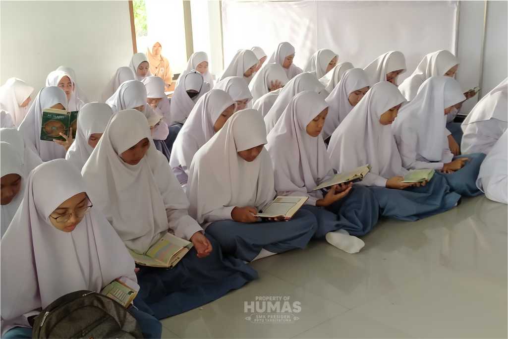 MENGOKOHKAN SPIRITUALITAS DAN KEDISIPLINAN SANTRI SMK PRESIDEN